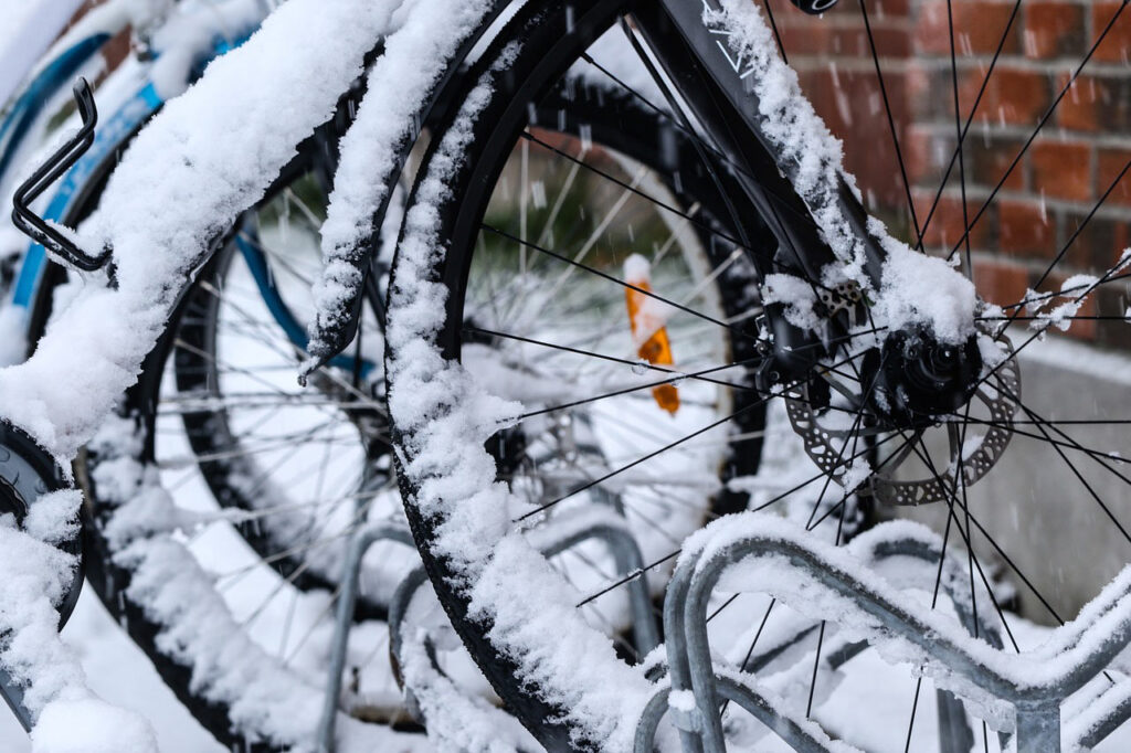 Faire du vélo en hiver et par mauvais temps : à quoi faut-il faire attention ? Blog Winter2 1024x682 - Faire du vélo en hiver et par mauvais temps : à quoi faut-il faire attention ?
