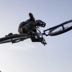 Un cycliste saute avec un vélo Cube 2026 Un cycliste saute avec un vélo Cube 2026