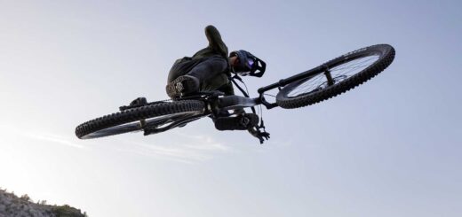 Un cycliste saute avec un vélo Cube 2026