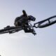 Un cycliste saute avec un vélo Cube 2026