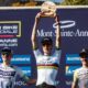 Finn Treudler célèbre la finale de la saison du Cube Factory Racing 2025 à Mont-Sainte-Anne, tenant le trophée dans ses mains, entouré des deuxième et troisième coureurs sur le podium.