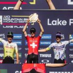 Finn Treudler c&eacute;l&egrave;bre sur le podium, levant fi&egrave;rement le troph&eacute;e de son triomphe U23 &agrave; Lake Placid.