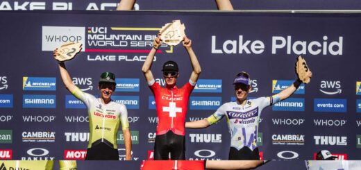 Finn Treudler célèbre sur le podium, levant fièrement le trophée de son triomphe U23 à Lake Placid.