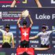 Finn Treudler célèbre sur le podium, levant fièrement le trophée de son triomphe U23 à Lake Placid.