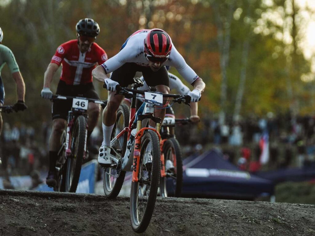 Ondřej Cink ma&icirc;trise une descente exigeante lors de la finale de saison Cube Factory Racing 2025 &agrave; Mont-Sainte-Anne et montre un contr&ocirc;le total sur son v&eacute;lo Cube.