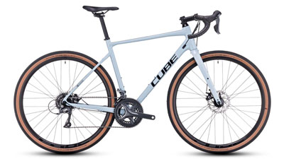 Vélo gravel Cube Nuroad en blanc avec reflets bleutés.