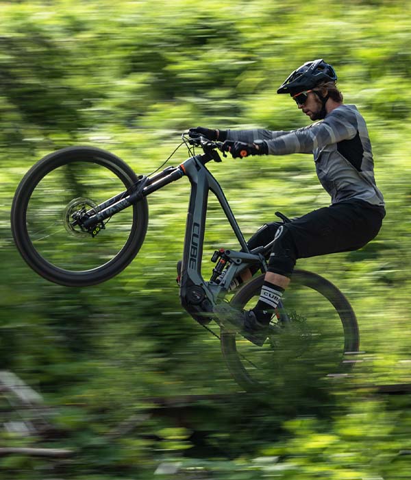 Clique ici pour voir tous nos VTT électriques tout-suspendus.
