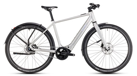 On peut voir un vélo électrique argenté Cube Editor Hybrid Pro.