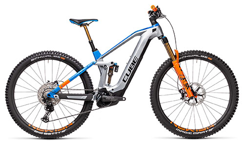 On voit un vélo tout terrain Cube Stereo Hybrid 140 HPC gris avec des détails bleus et orange.