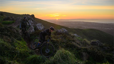 Deux cyclistes descendent une montagne, chacun sur un vélo tout terrain Cube Stereo.
