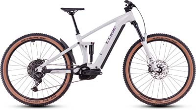 On voit un vélo électrique blanc Cube Stereo Hybrid ONE44 Pro.