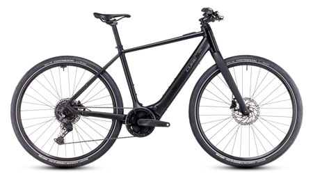 On voit un vélo électrique noir Cube Editor Hybrid Pro.