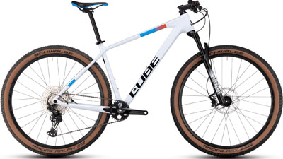 Vélo tout terrain Cube Reaction C:62 Pro en blanc avec détails bleus et orange.