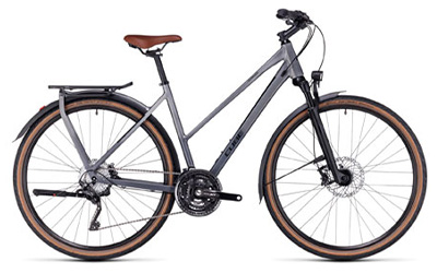 Vélo de randonnée Cube Kathmandu en argent avec cadre trapèze.