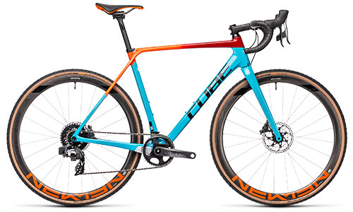 Vélo de course Cube Cyclocross en turquoise avec tube supérieur rouge et orange.