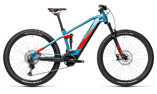 On voit un vélo bleu Cube Stereo Hybrid 120 Race avec des détails rouges.
