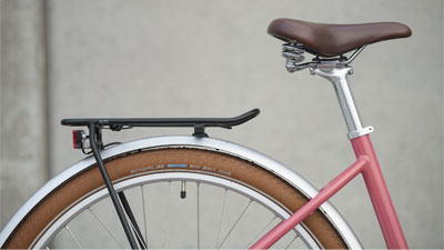 On voit ici une photo du porte-bagages et de la selle d'un vélo électrique Cube Ella Hybrid.