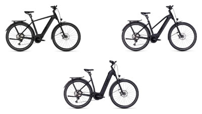 On peut voir trois vélos électriques hybrides Cube Kathmandu noirs, chacun avec un cadre diamant, un cadre trapèze et un cadre à enjambement bas.