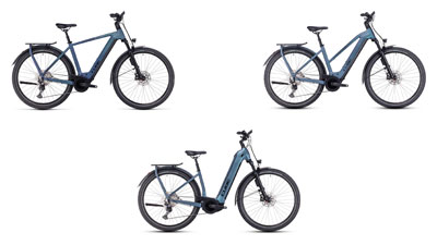 On peut voir trois vélos électriques Cube Kathmandu Hybrid bleus, chacun avec un cadre diamant, un cadre trapèze et un cadre à enjambement bas.