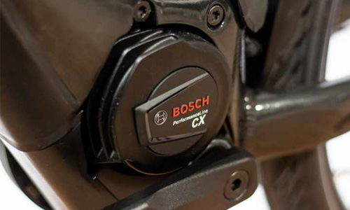 On voit ici un gros plan d'un moteur de vélo électrique, un Bosch Performance Line CX.