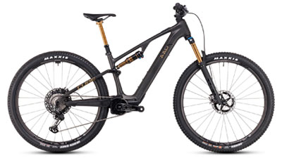 On voit un vélo noir Cube AMS Hybrid, avec des amortisseurs dorés.