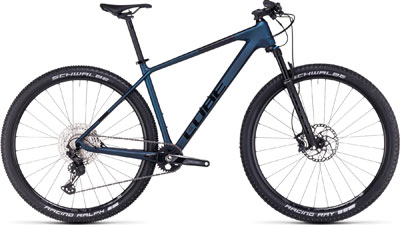Vélo tout terrain Cube Reaction C:62 Race en bleu foncé.