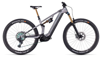 On voit un vélo électrique Cube Stereo Hybrid ONE44 HPC SLX gris avec des amortisseurs dorés.
